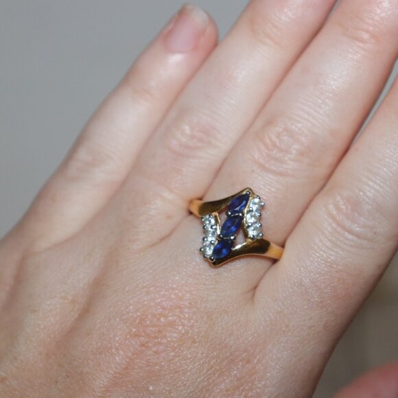 💙 Vintage Gold-Tone Ring | Size 9.5 | Marquise Blue Sapphire & Clear Stones - Picture 3 of 4